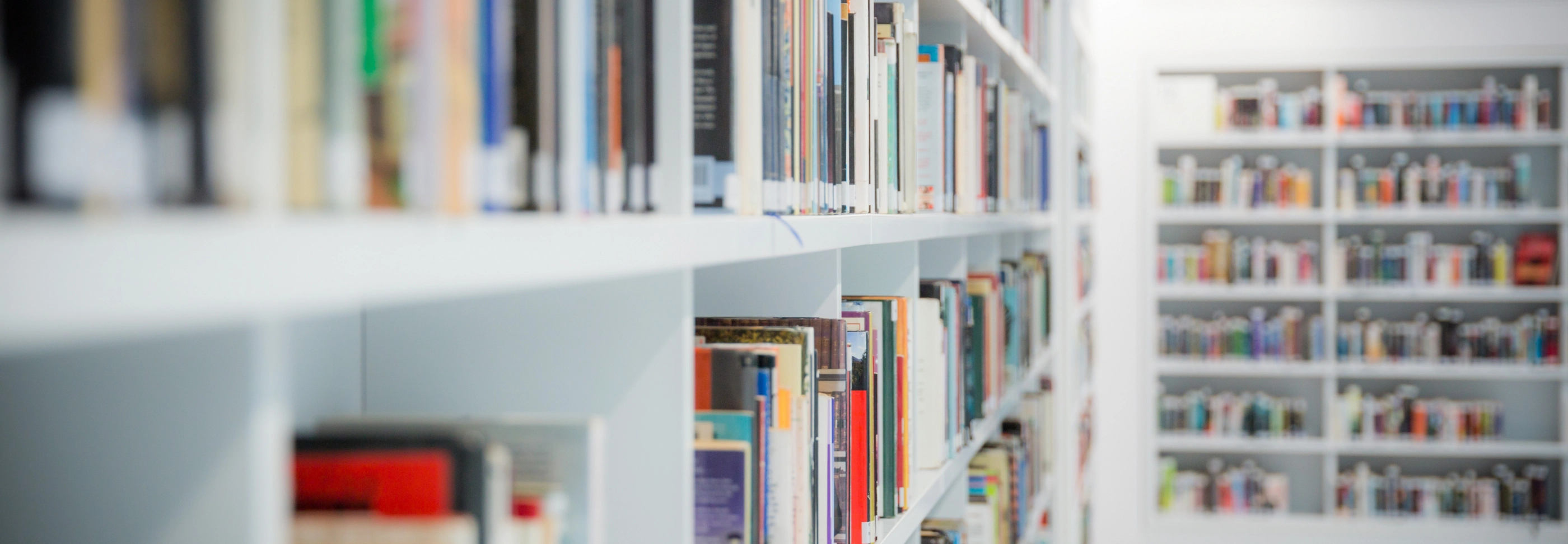 Bücherregale in einer hellen Bibliothek.